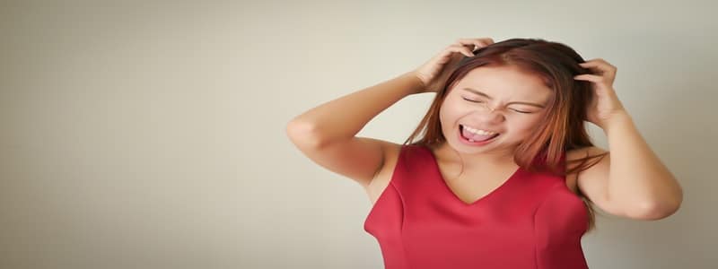 Mulher jovem sofrendo com a coceira no couro cabeludo e queda de cabelo