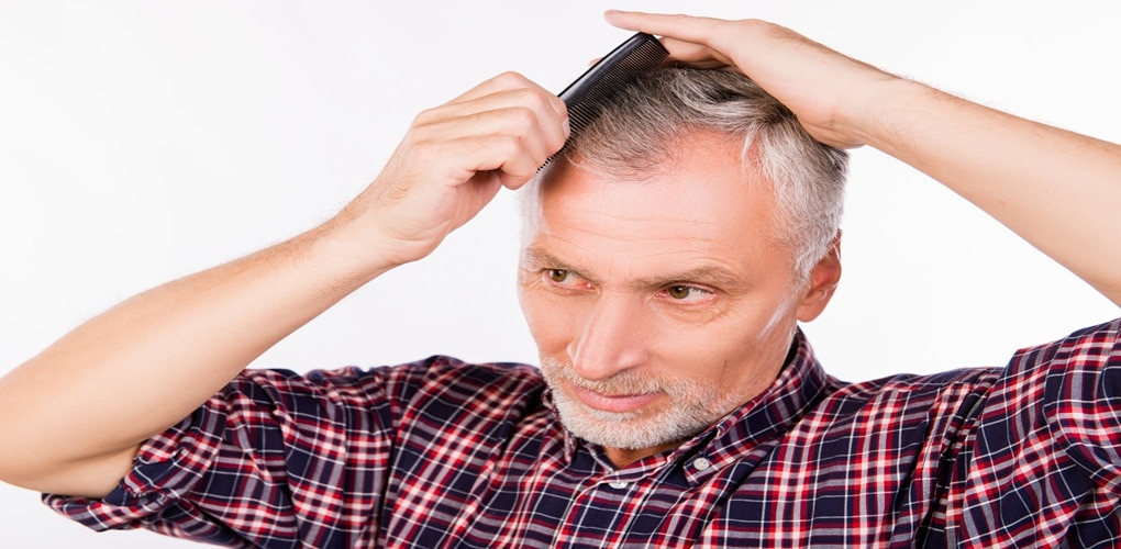 Homem penteando seu cabelo